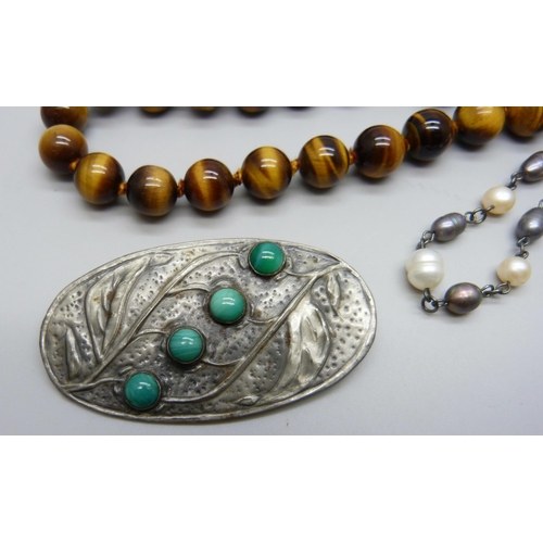 941 - A string of tiger's eye beads with a 9ct gold fastener, a plated string of pearls and an Art Nouveau... 