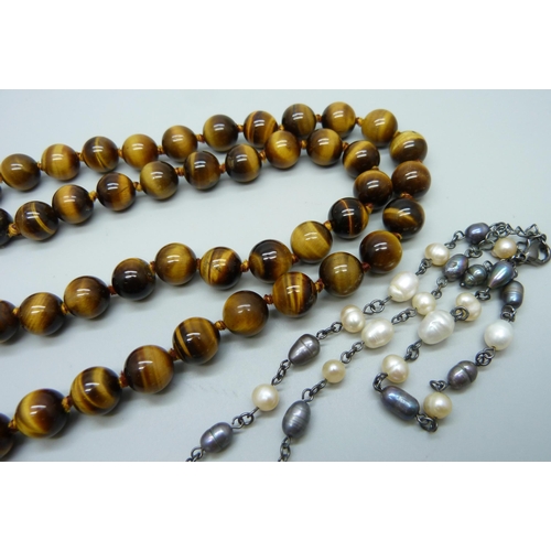 941 - A string of tiger's eye beads with a 9ct gold fastener, a plated string of pearls and an Art Nouveau... 