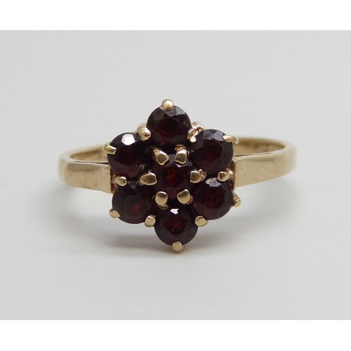 951 - A 9ct gold and garnet ring, 2.3g, N