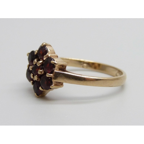 951 - A 9ct gold and garnet ring, 2.3g, N