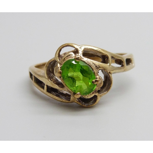 956 - A yellow metal and green stone ring, marked 14k, 3.5g, R/S