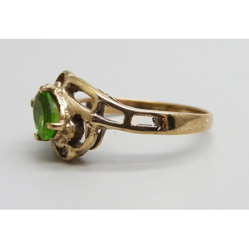 956 - A yellow metal and green stone ring, marked 14k, 3.5g, R/S