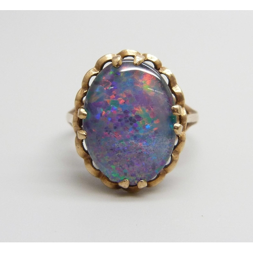 971 - A 1970's 9ct gold ring set triplet opal with red pin-fire colour, 5g, P/Q