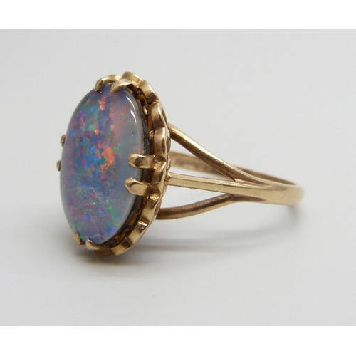 971 - A 1970's 9ct gold ring set triplet opal with red pin-fire colour, 5g, P/Q