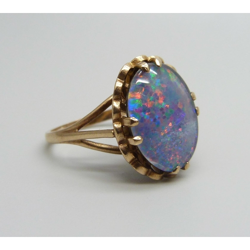 971 - A 1970's 9ct gold ring set triplet opal with red pin-fire colour, 5g, P/Q