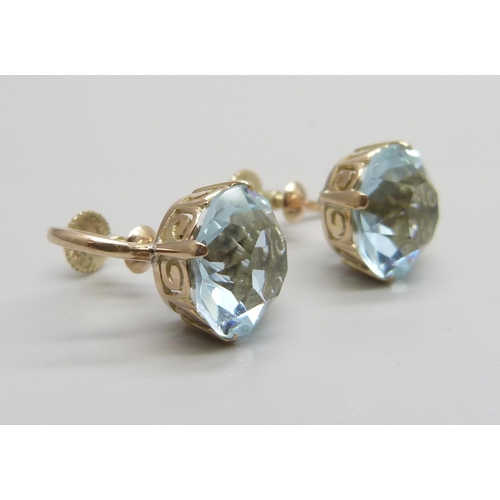 980 - A pair of 14ct gold screw back earrings set with light purple iolite, 5.12g