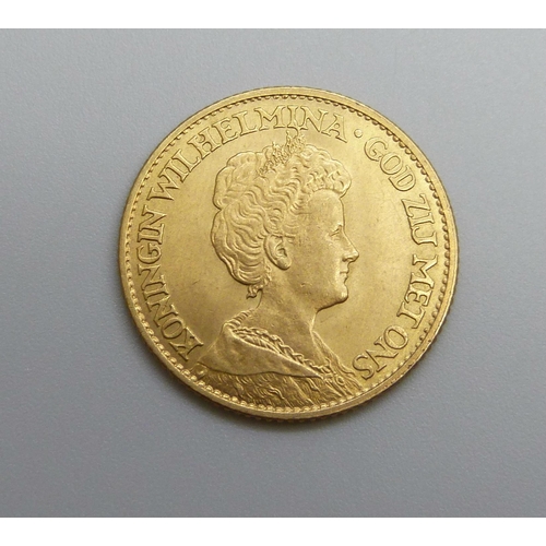 983 - A Dutch 1912 10 Guilder gold coin, 6.8g