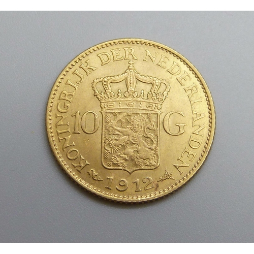 983 - A Dutch 1912 10 Guilder gold coin, 6.8g