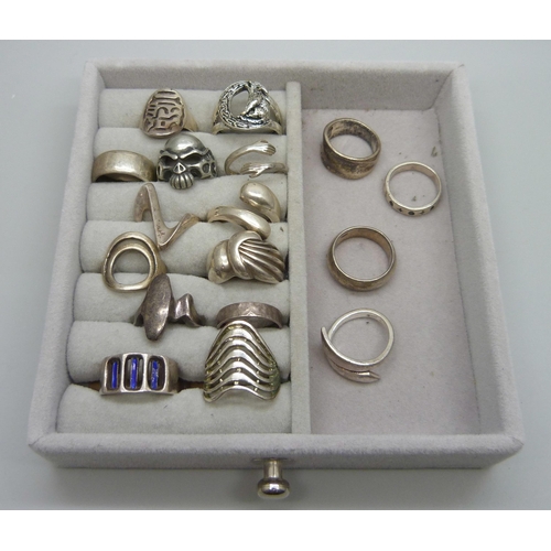 997 - A collection of silver rings