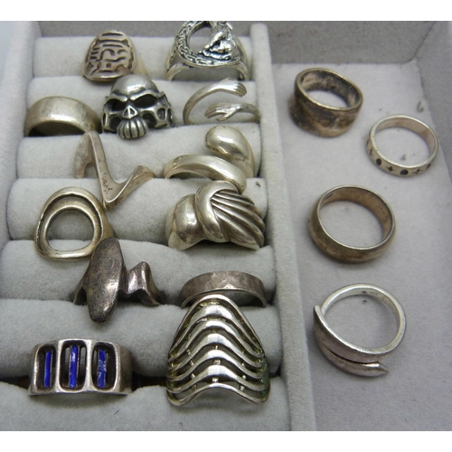 997 - A collection of silver rings