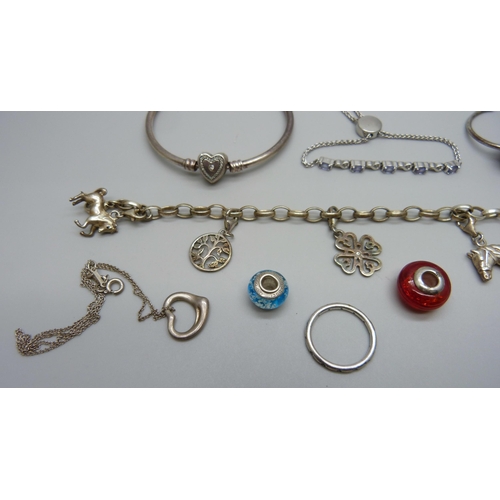 999 - A silver Pandora bangle and three silver ring, a Thomas Sabo silver charm bracelet, etc.