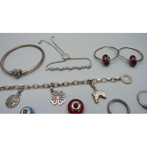 999 - A silver Pandora bangle and three silver ring, a Thomas Sabo silver charm bracelet, etc.