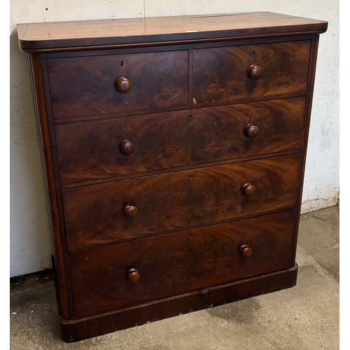 106 - A Victorian mahogany chest of drawers