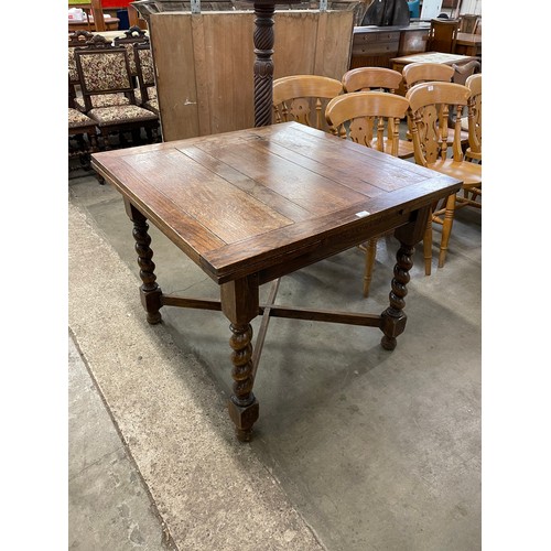 205 - An early 20th Century oak draw-leaf table