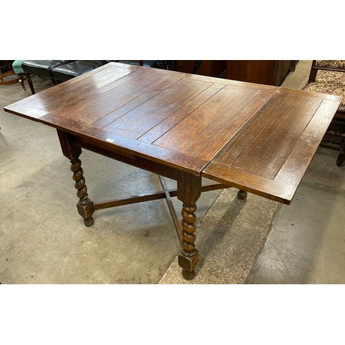 205 - An early 20th Century oak draw-leaf table