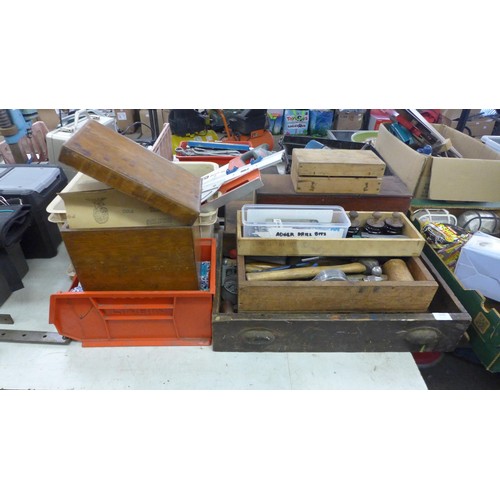 5025 - A quantity of assorted woodworking items including 5 trays of tools containing hammers, clamps, brac... 