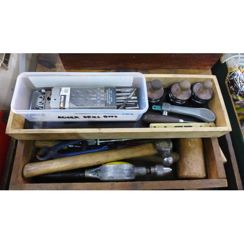 5025 - A quantity of assorted woodworking items including 5 trays of tools containing hammers, clamps, brac... 