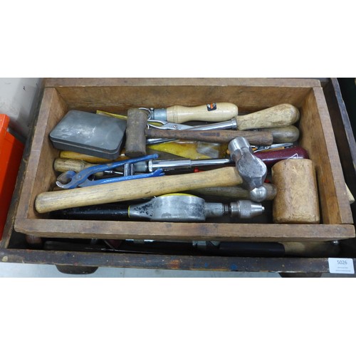 5025 - A quantity of assorted woodworking items including 5 trays of tools containing hammers, clamps, brac... 