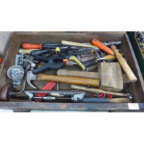 5025 - A quantity of assorted woodworking items including 5 trays of tools containing hammers, clamps, brac... 