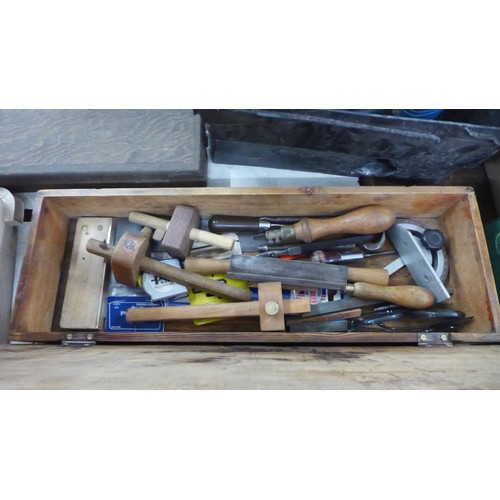 5025 - A quantity of assorted woodworking items including 5 trays of tools containing hammers, clamps, brac... 