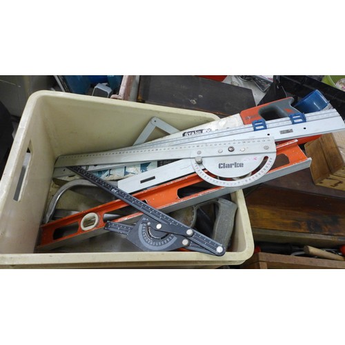 5025 - A quantity of assorted woodworking items including 5 trays of tools containing hammers, clamps, brac... 