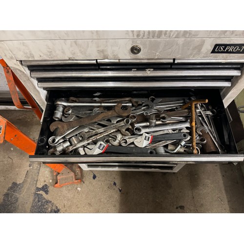 5042 - A US Pro Tools 5 drawer tool box trolley and a matching 6 drawer toolbox with a quantity of assorted... 