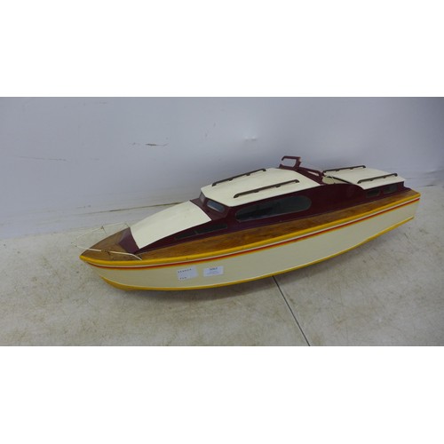 5063 - A vintage motorized cabin cruiser watercraft RC boat with a MFA torpedo 850 12v 80w motor