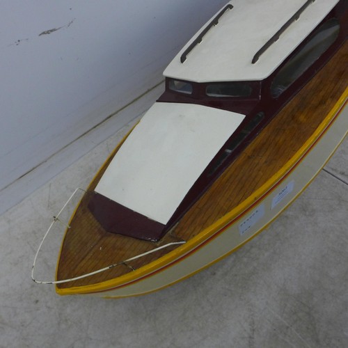 5063 - A vintage motorized cabin cruiser watercraft RC boat with a MFA torpedo 850 12v 80w motor