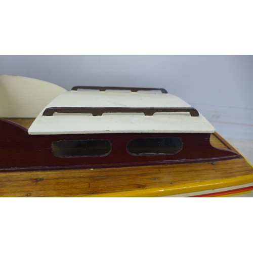 5063 - A vintage motorized cabin cruiser watercraft RC boat with a MFA torpedo 850 12v 80w motor