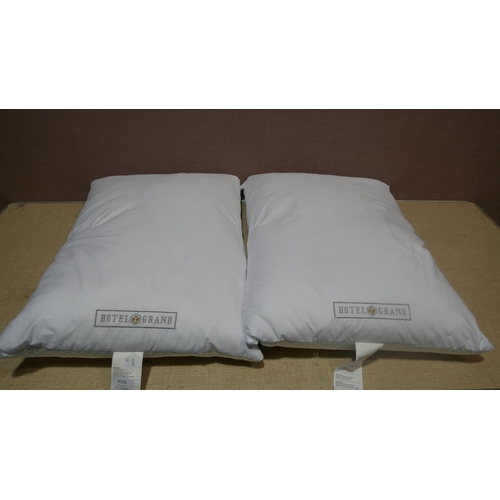 6135 - Hotel Grand Summer/Winter Pillows (338-135) *This lot is subject to Vat