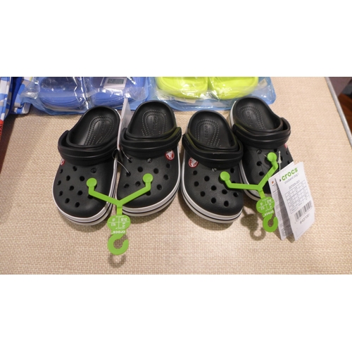 6242 - Childrens mixed clothing to include Crocs, party dresses, sliders, pyjama sets, etc., various sizes ... 