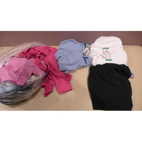 6243 - A quantity of womens clothing to include dresses, shirts, skirt, etc., various sizes (L337)  *This l... 