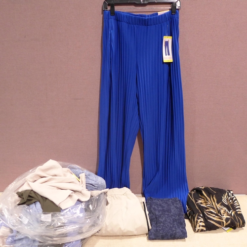 6244 - A quantity of womens clothing to include trousers and joggers, various sizes (L337)  *This lot is su... 