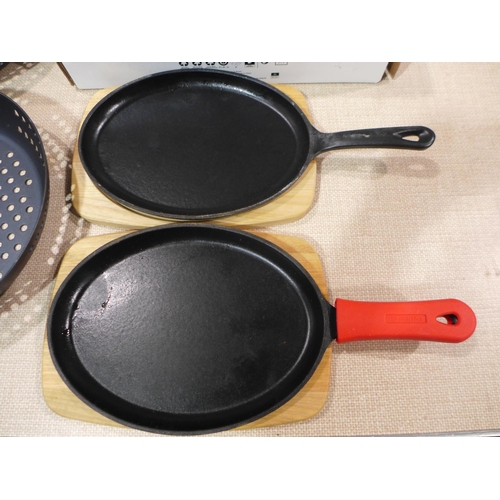 6204 - 2x Tramontina Fajita cast Iron Pans And 2x Oxo Perforated Fry Pans (338-397,402,403) *This lot is su... 