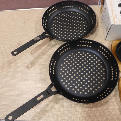 6204 - 2x Tramontina Fajita cast Iron Pans And 2x Oxo Perforated Fry Pans (338-397,402,403) *This lot is su... 