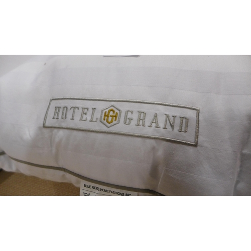 6219 - 3x Mixed Hotel Grand Pillows (338-200,201) *This lot is subject to Vat