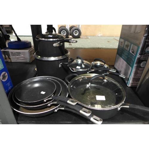 6221 - Circulon Cookware ( Used) (338-199) *This lot is subject to Vat