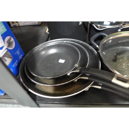 6221 - Circulon Cookware ( Used) (338-199) *This lot is subject to Vat