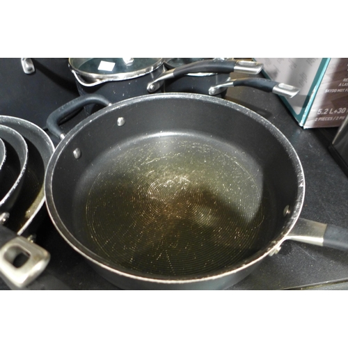 6221 - Circulon Cookware ( Used) (338-199) *This lot is subject to Vat