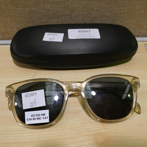 6091 - David Beckham crystal Plastic Sunglasses (338-227) *This lot is subject to Vat