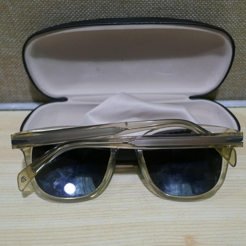 6091 - David Beckham crystal Plastic Sunglasses (338-227) *This lot is subject to Vat