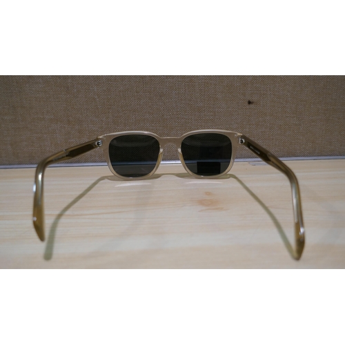 6091 - David Beckham crystal Plastic Sunglasses (338-227) *This lot is subject to Vat