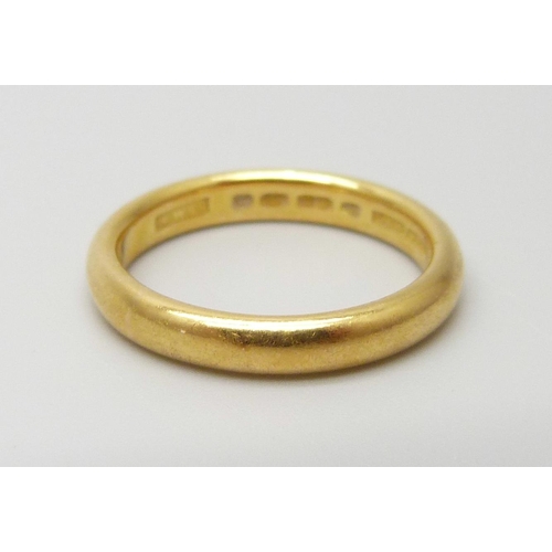 7001 - A 22ct gold wedding band ring, 4.5g, K