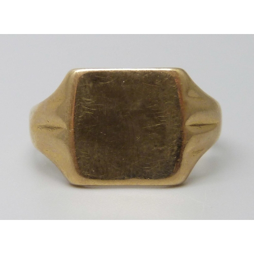 7003 - A 9ct gold signet ring, 4.1g, P