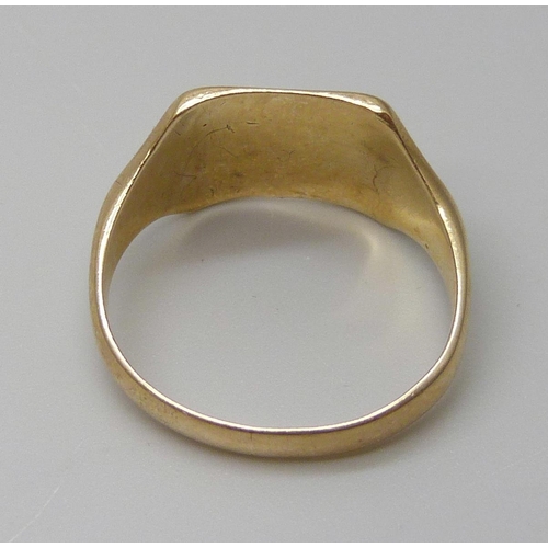 7003 - A 9ct gold signet ring, 4.1g, P