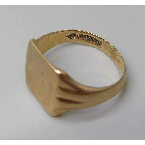 7003 - A 9ct gold signet ring, 4.1g, P