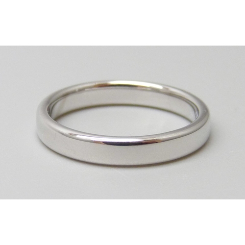 7009 - An 18ct white gold 3mm band ring, 3.8g, L