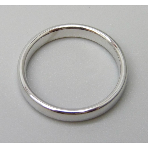 7009 - An 18ct white gold 3mm band ring, 3.8g, L