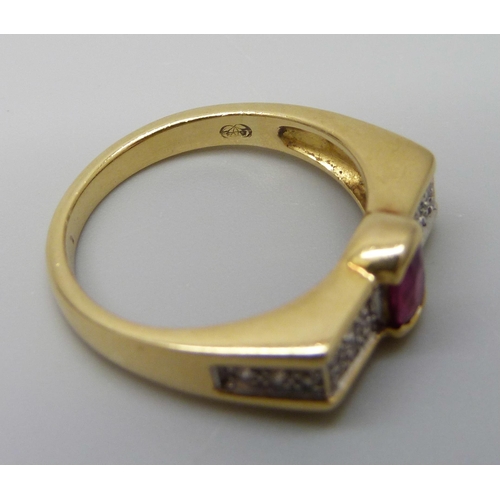 7012 - An 18ct gold ring set with a central ruby and diamonds, 5.5g, N/O