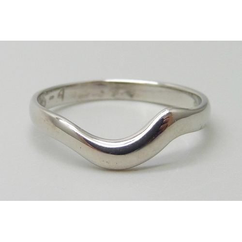 7013 - An 18ct white gold 2.5mm shaped band ring, 2.1g, M